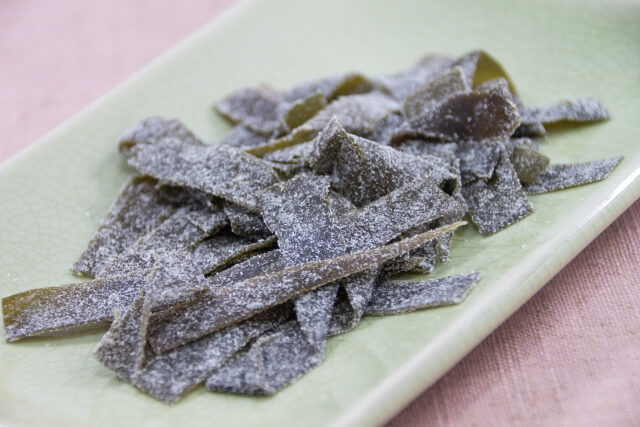 Strips of su-konbu, strips of konbu seaweed flavored with black vinegar makes a perfect healthy Japanese snack.