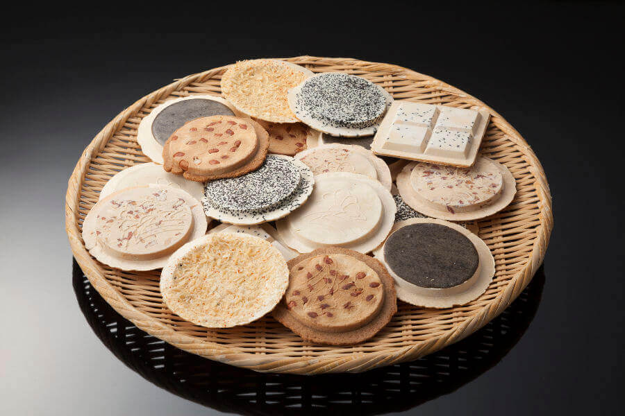 A variety of nanbu senbei, made from wheatflour grown in Hachinohe.