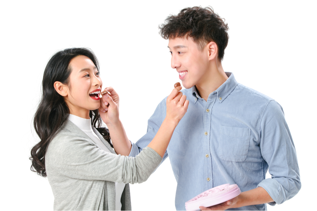 A picture of a man of woman feeding each other Valentines Day honmei choco, which unlike giri choco, is reserved for loved ones.