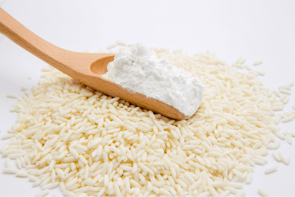 A close up of white rice and rice flour.