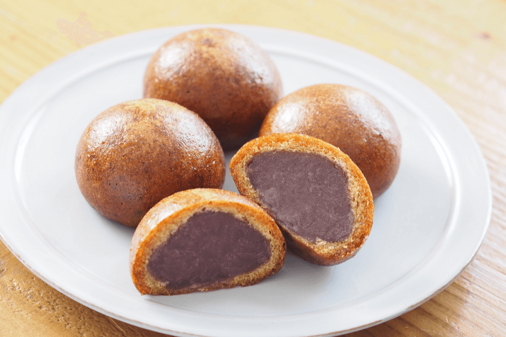A plate of deep-fried karinto buns filled with red bean paste.