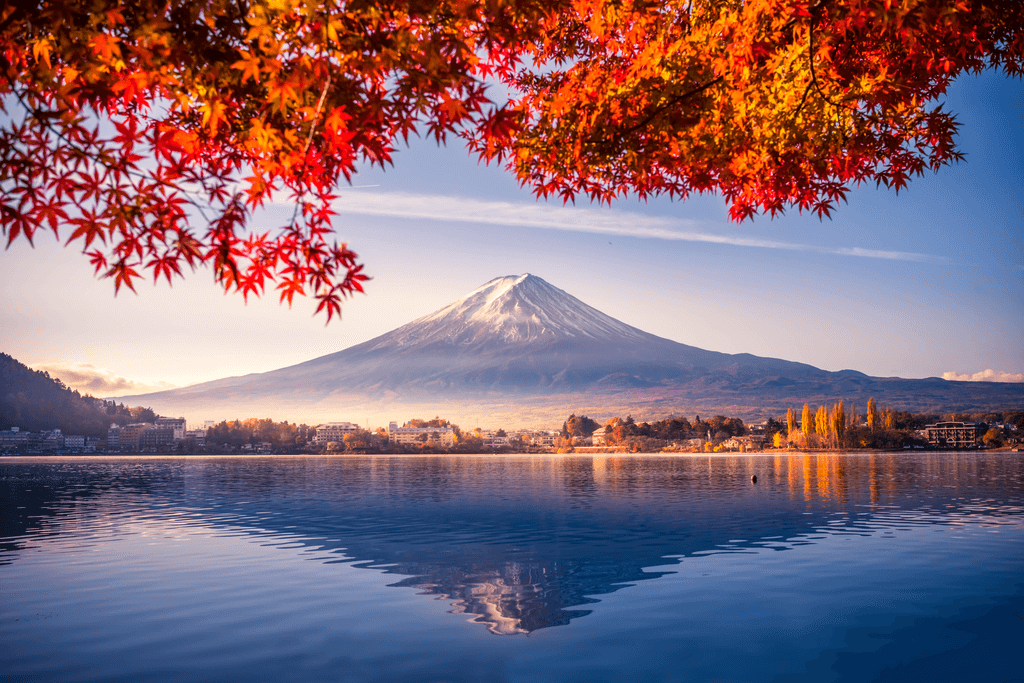 Lake Kawaguchi is the colorful season of autumn and Mt.Fuji, with morning fog and autumn leaves, the best autumn in Japan