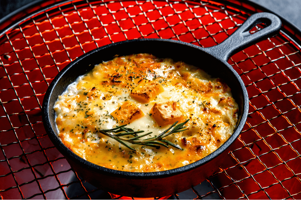 An iron skillet of seafood doria, which is the best of Yokohama cuisine.