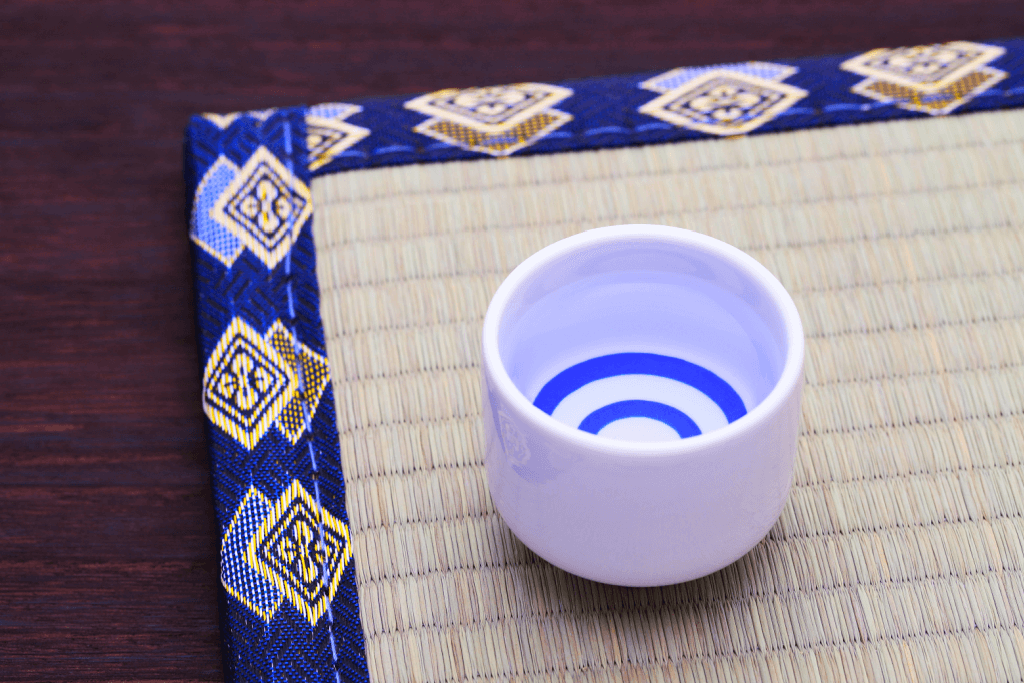 A blue and white guinomi cup.