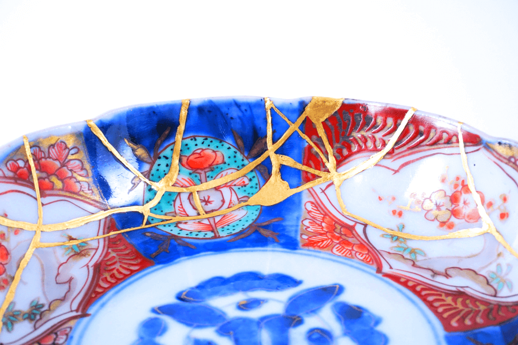 A colorful plate with gold lacquer.