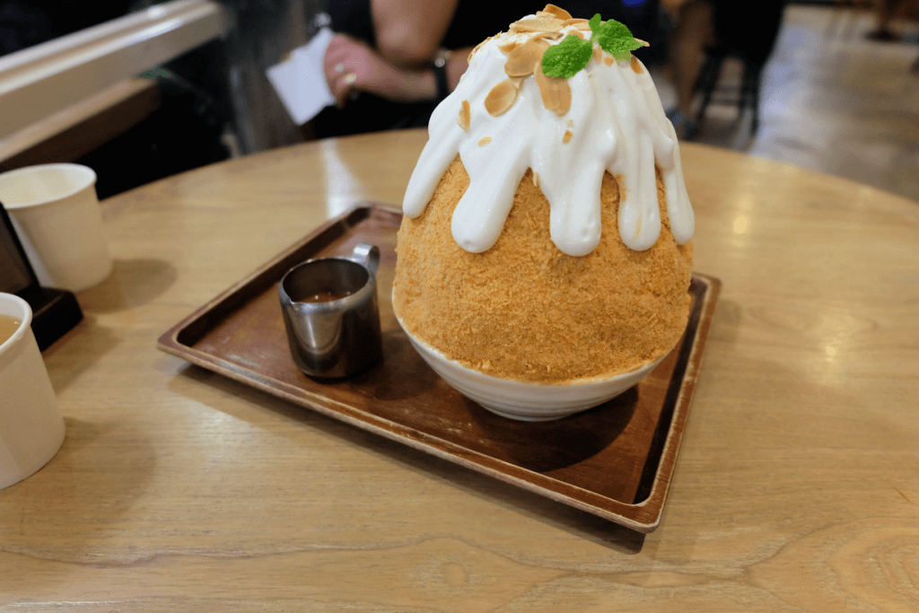A big bowl of hojicha kakigoori. 