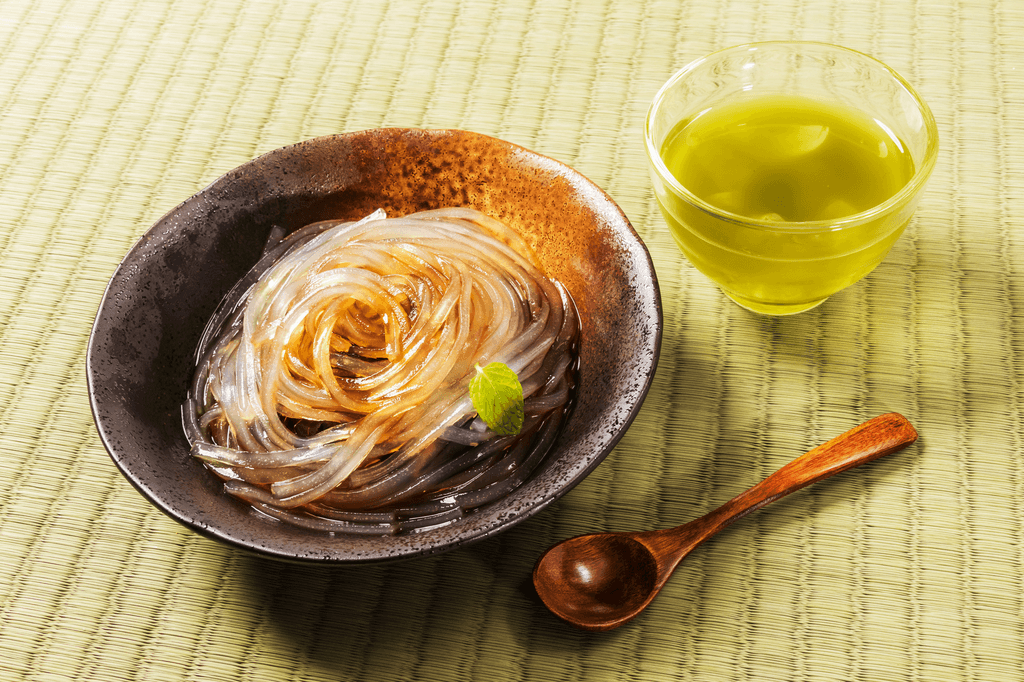 A bowl of arrowroot noodles on a tatami mat.