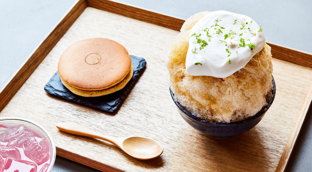 A tray of hojicha kakigoori (roasted green tea shaved ice) and dorayaki (castella pancake sandwich).