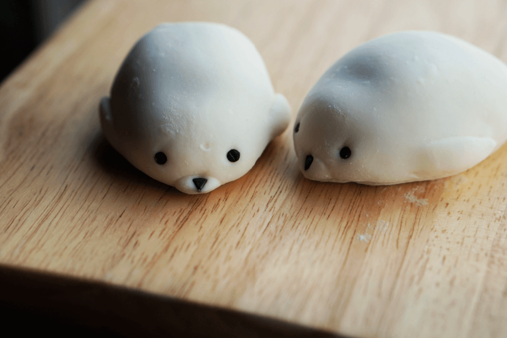 Cute rice cakes that resemble seals.