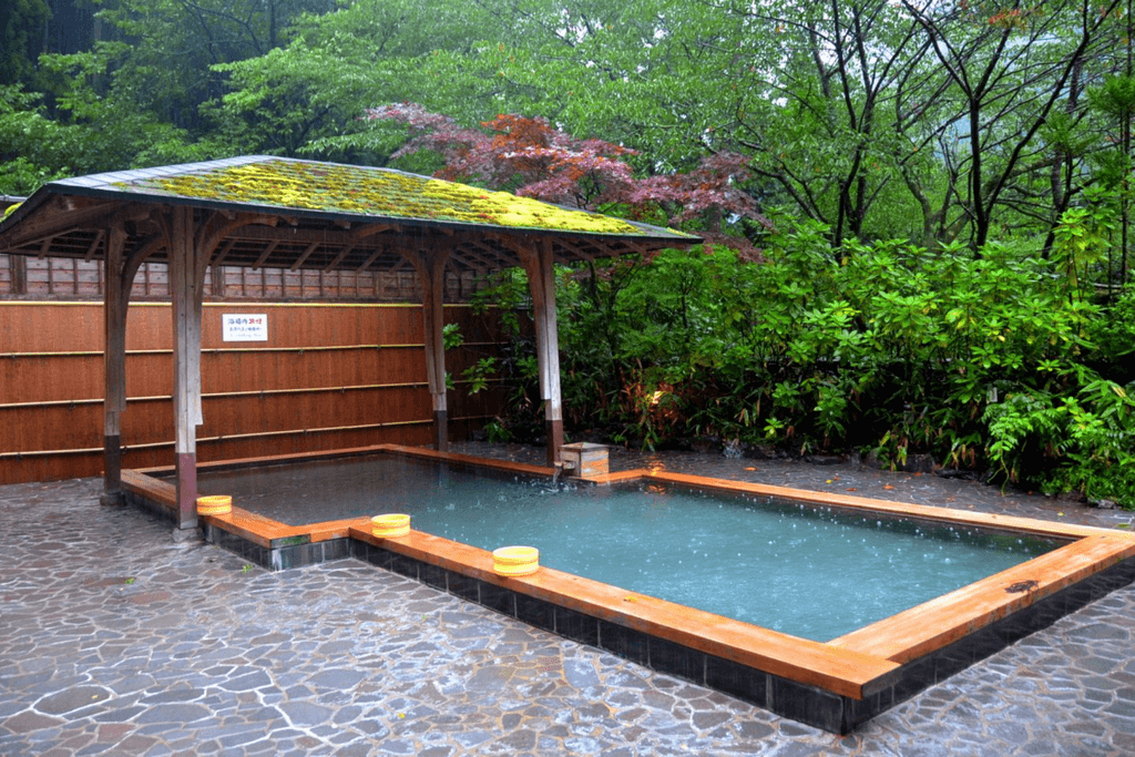 An outdoor bath in the Kurama Onsen.