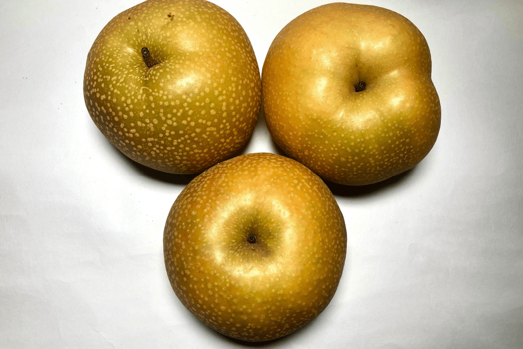 Three Saigyoku pears on diplay.