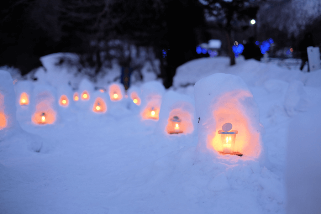 Lanterns near Yunishigawa Onsen on a snowy night. 
