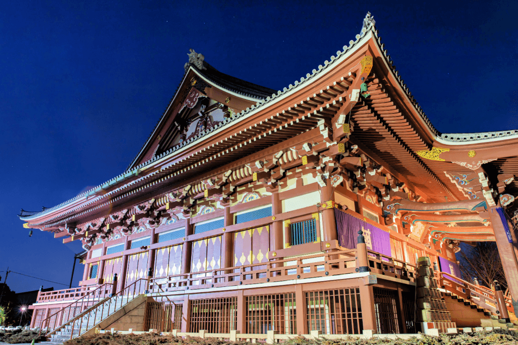 Ikegami Honmoji Temple at night.