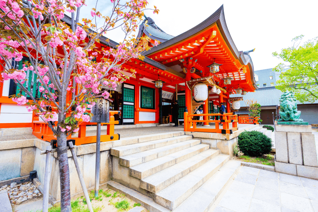 The entrance to Ikuta Shrine.