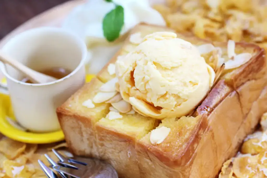 A plate of honey toast with ice cream on top, a type of yoshoku dessert.