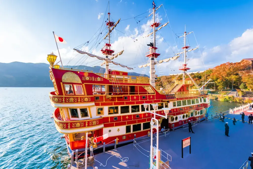 A red pirate ship, showing where is Hakone.