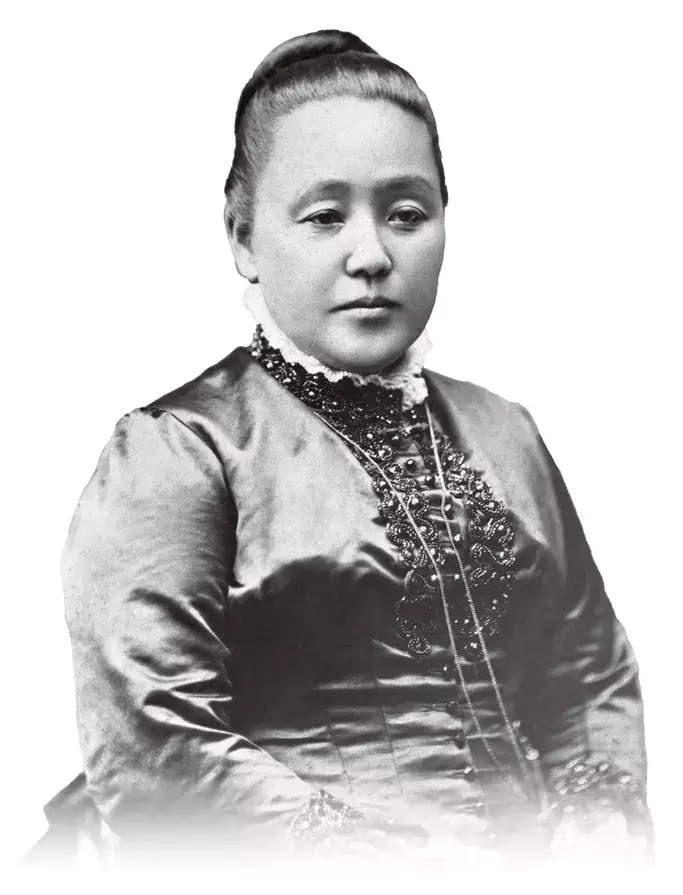 A photograph of Niijima Yae in a formal dress.
