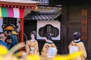 Traditionally dressed women on Denbouin Street in Tokyo. Some of them are wearing kanzashi.