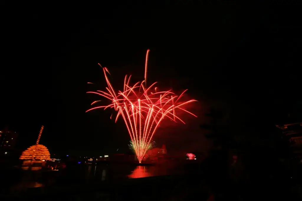 A large red firework in the Horikawa Festiavl.