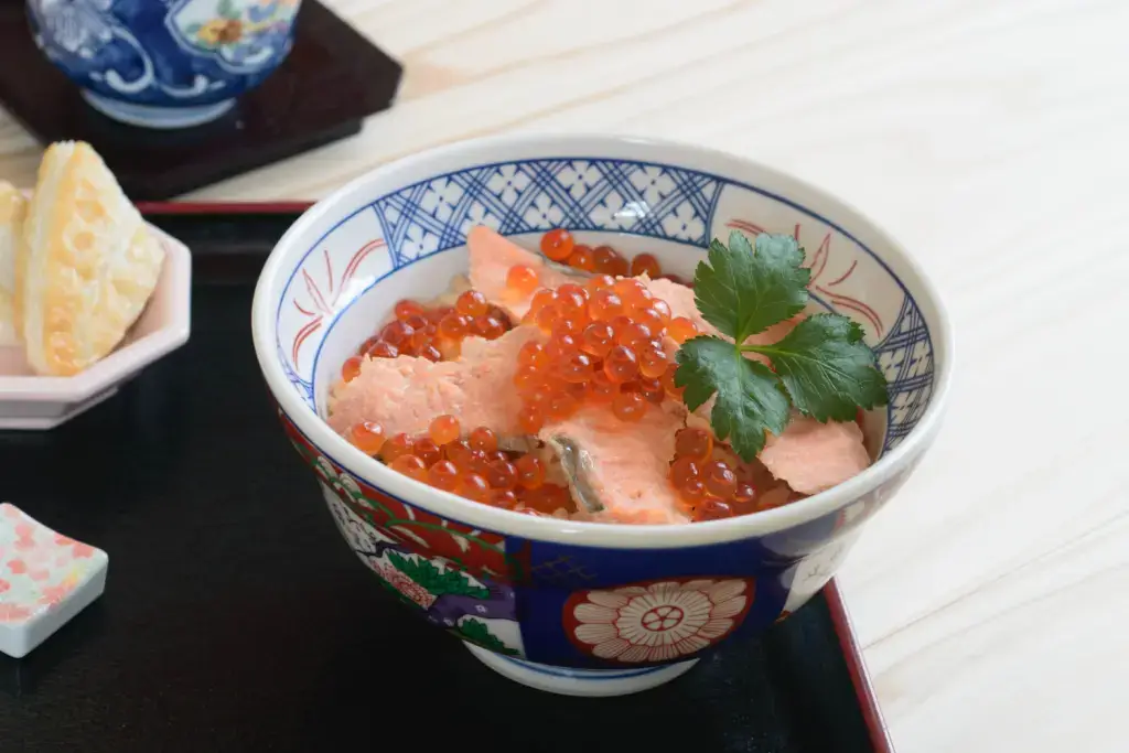 A bowl of harakao meshi, featuring smoked salmon and salmon roe.