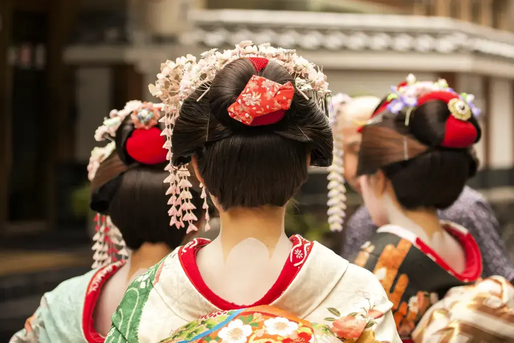 A bunch of women i kimono wearing Japanese hairstyles.