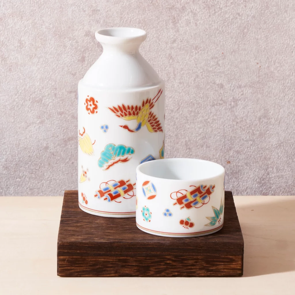 A Kutani Ware sake flask and cup set.