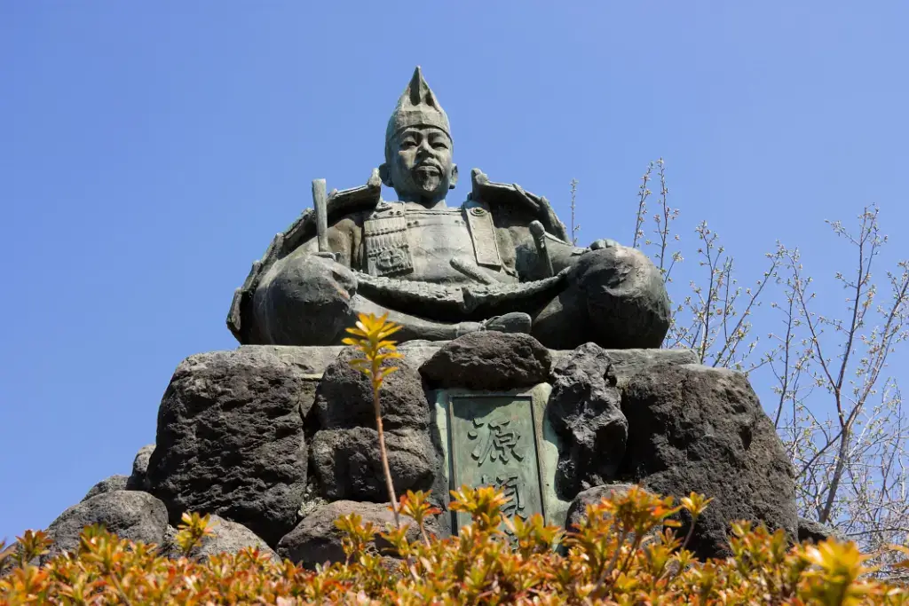 A statue of Minamoto Yoshitomo, who started the bakufu government.