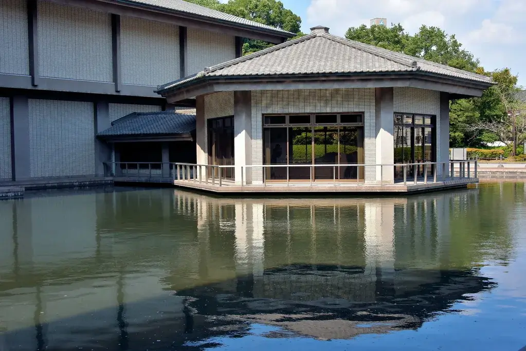 The outside of the Reimeikan Museum.