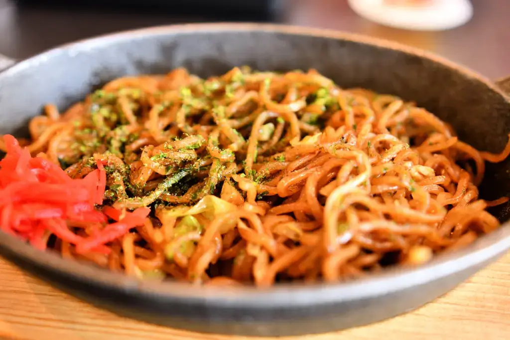 A plate of Fujinomiya yakisoba.