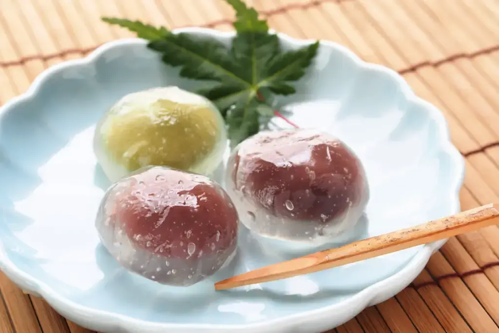 A plate of mizu manju. The buns are made of transparent kudzu.