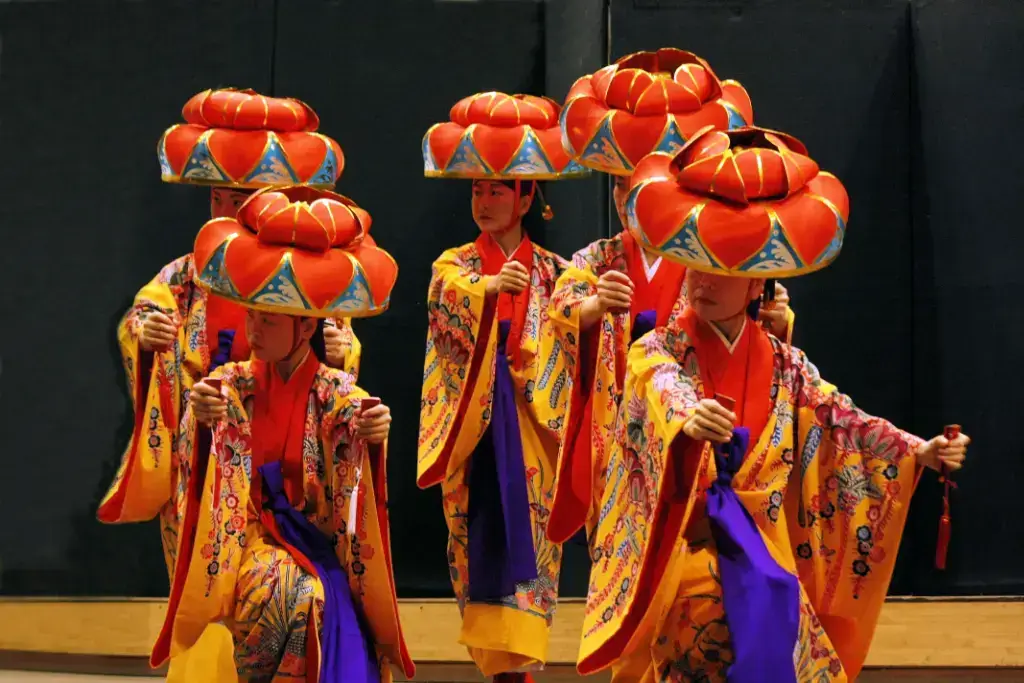 Traditional dancers in traditional ryusou robes.