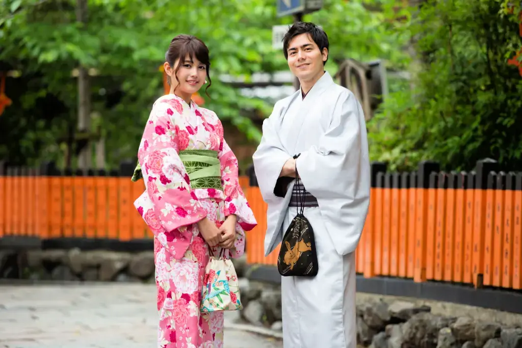 A man and a woman wearing yukata.