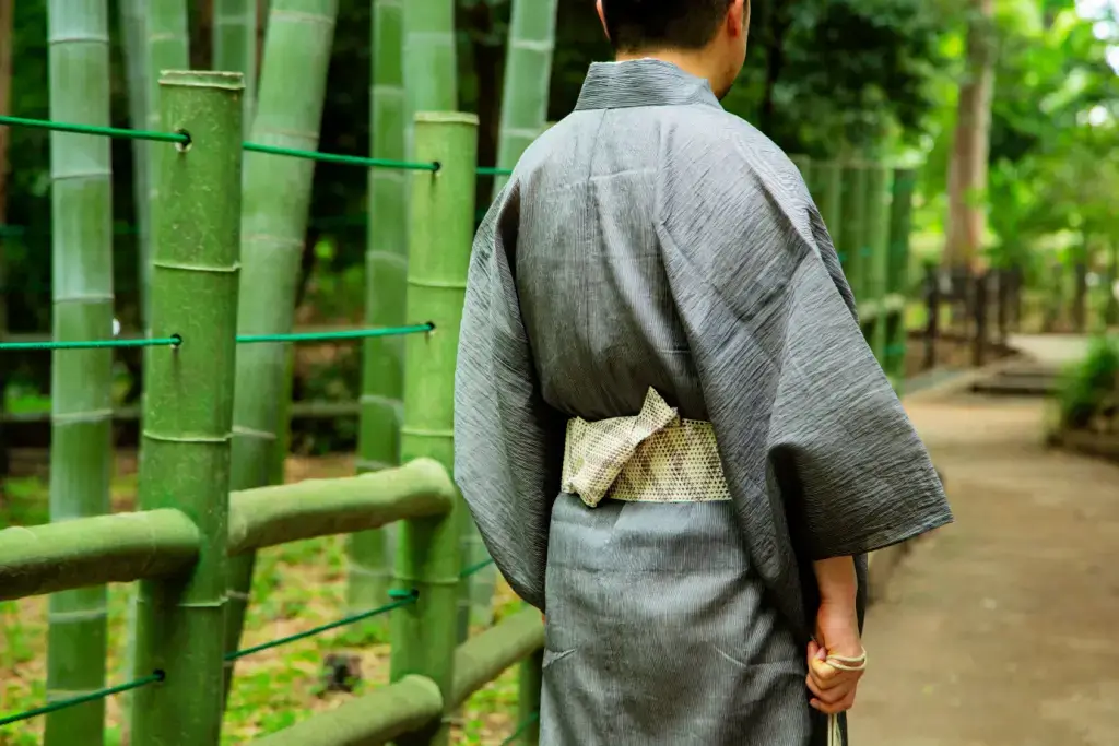 A man wearing a gray yukata.