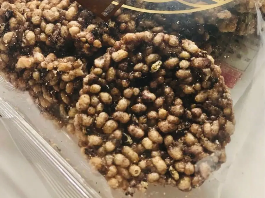 A plate of kodaimai senbei, which features black rice.