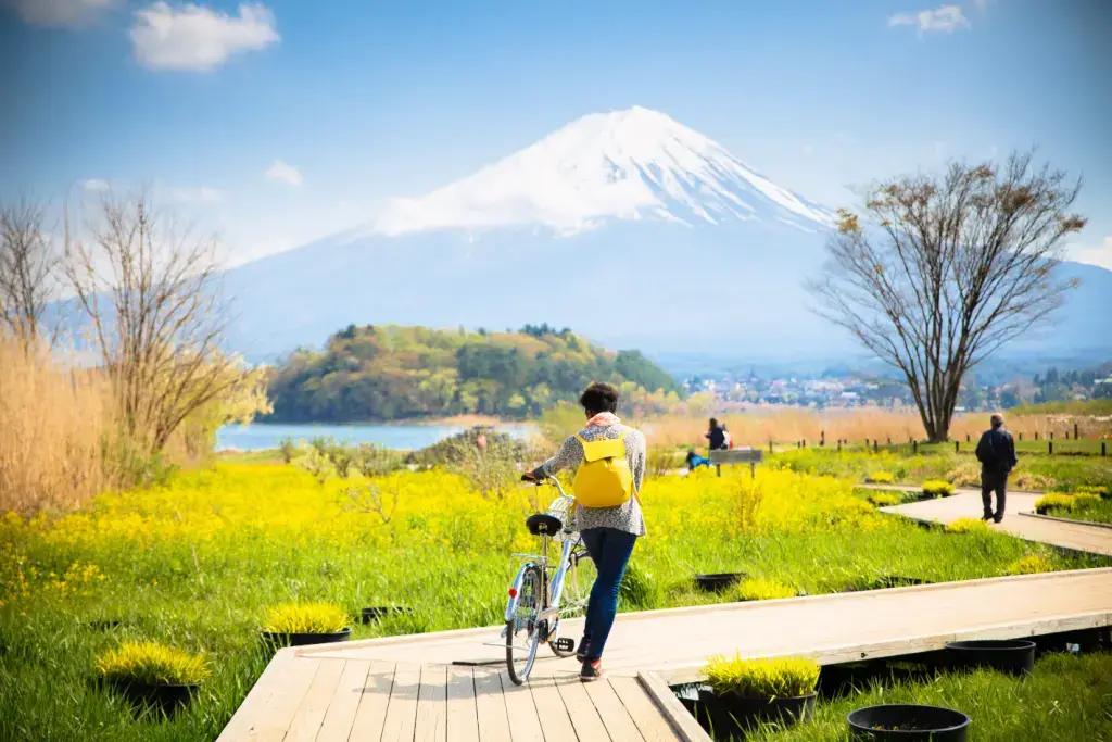 A woman going cycling near Mt. Fuji, which has similar scenery to Awaji Island.