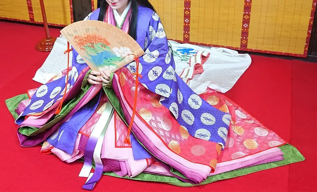 A woman wearing a Junihitoe (12-layer robe).