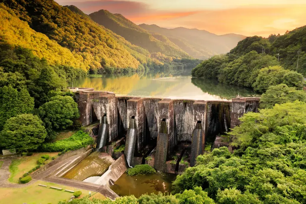 Honenike Pond Dam in Kagawa Prefecture.