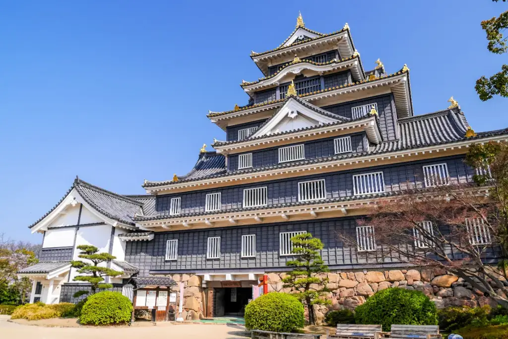 Okayama Castle on a clear day. 