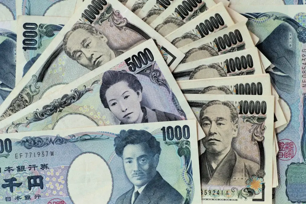 A collection of Series E yen notes: 1,000, 5,000 and 10,000.