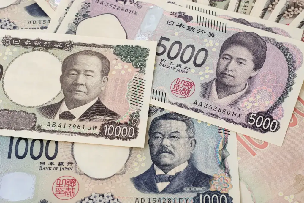 A collection of Series F yen notes: 1,000, 5,000 and 10,000.