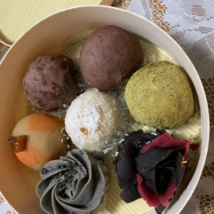 A bowl of decorative autumn ohagi form Takeno to Ohagi.