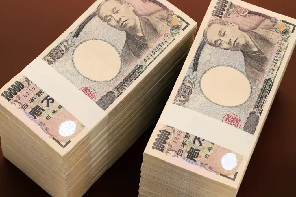 Two stacks of 10,000 yen notes.