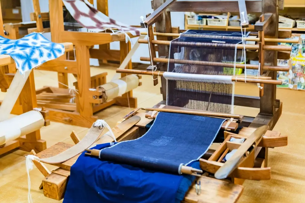 A tsumugi weave with navy fabric.