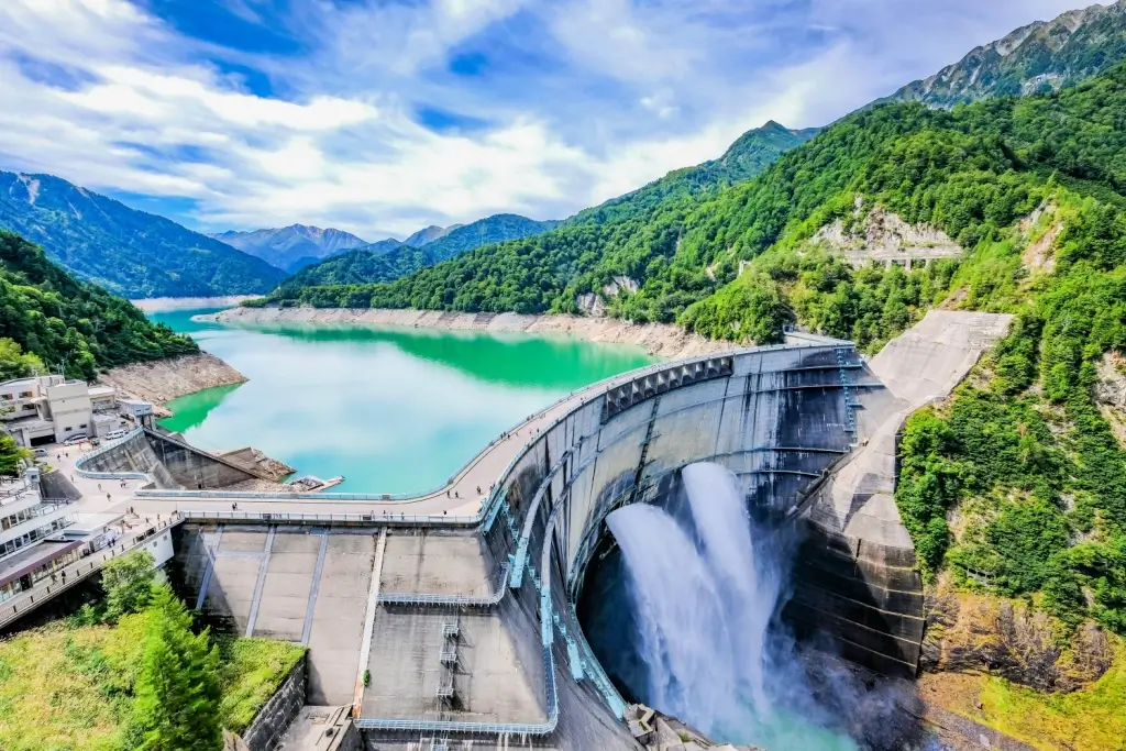 The Kurobe Dam during the daytime.