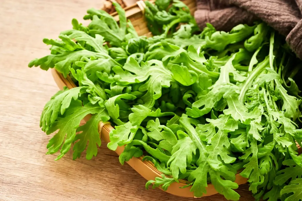 A plate of chrysanthemum leaves, a type of mountain vegetables.