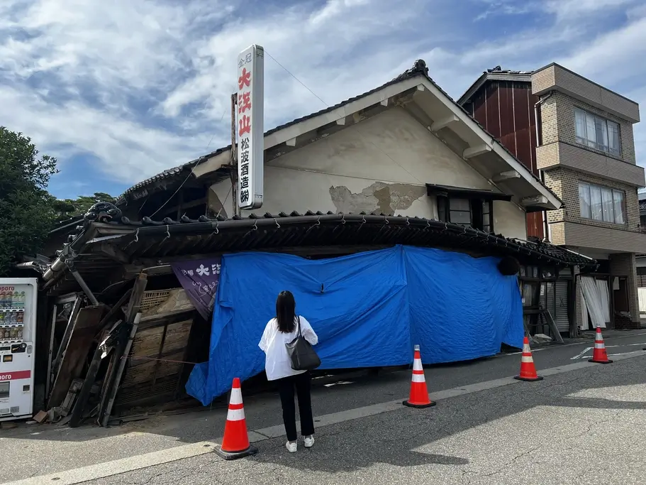 Sakuraco founder viewing the destruction of the Noto Peninsula earthquake. 