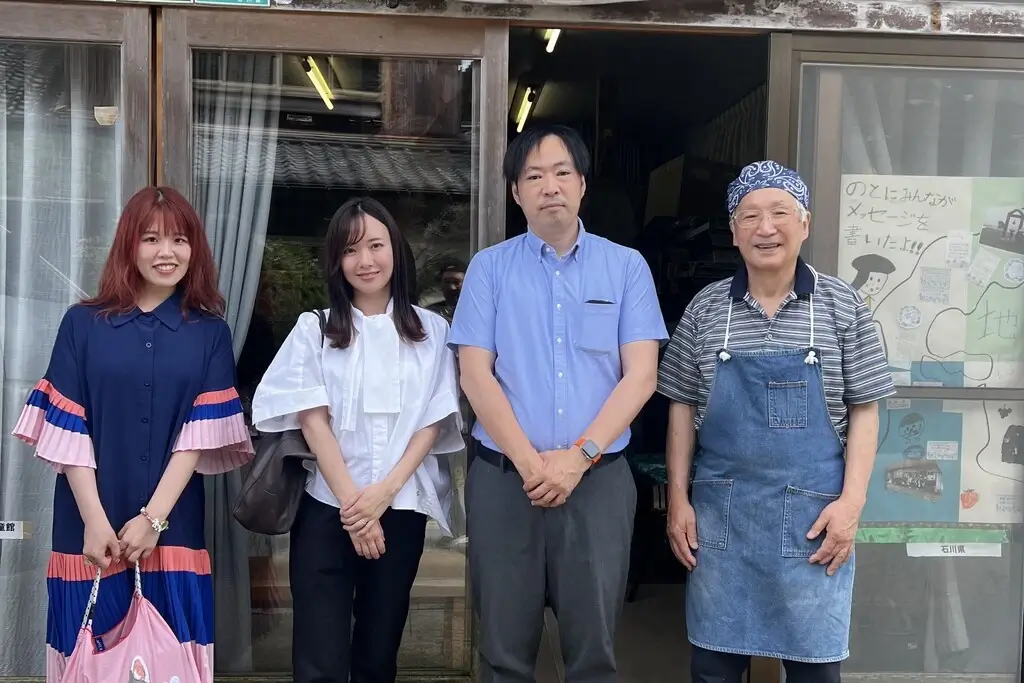 From left to right: Rika Hino and Ayumi Chikamoto of Sakuraco, followed by Yuki Yokoi and Chiyokichi Yokoi of Yokoi Shoten.