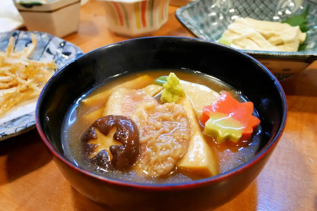 A bowl of jibu ni (duck soup).