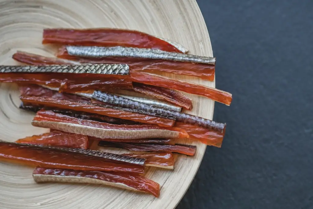 A plate of salmon jerky, or saketoba.