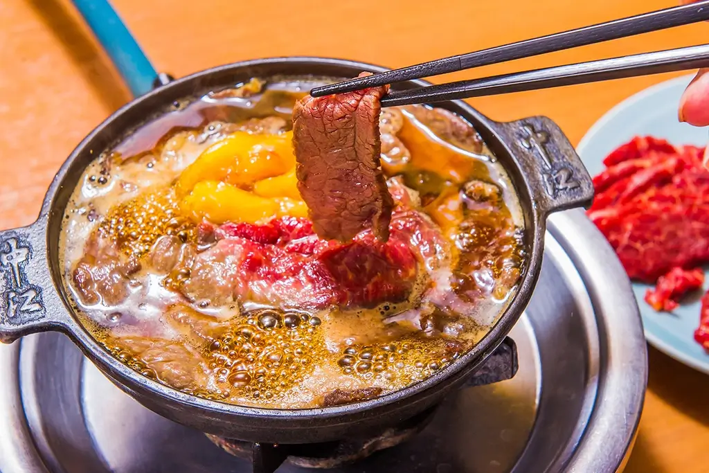 A bowl of sakura nabe, which features basashi (horse meat).